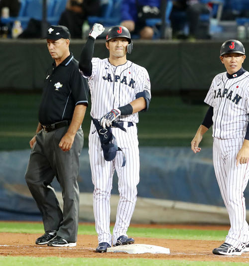 日本対ベネズエラ　5回裏日本1死一、二塁、中前適時打を放ちガッツポーズを見せる鈴木（撮影・加藤哉）