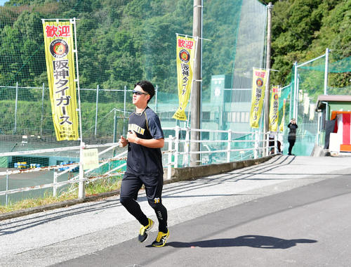 クロスカントリーで汗を流す近本（撮影・清水貴仁）