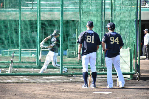 オリックス西浦颯大外野手のランチ特打。後藤打撃コーチ（右）と田口野手総合コーチが見守る（撮影・真柴健）