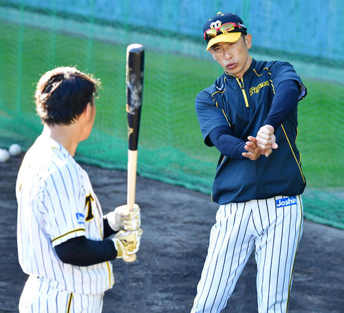 ロングティーを行う高山（左）にアドバイスする矢野監督（撮影・清水貴仁）