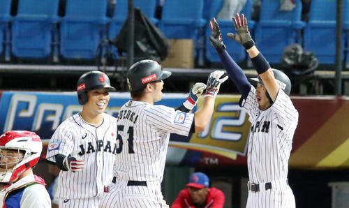 3回裏日本2死一、三塁、鈴木は左越え3点本塁打を放ち三走菊池涼（右）とタッチしながら生還する、左は一走近藤（撮影・加藤哉）