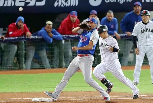 日本対プエルトリコ　3回裏日本2死一、二塁、ドミンゲスの悪送球で出塁する近藤（右）。この間に二走の山田が生還し先制に成功する（撮影・垰建太）
