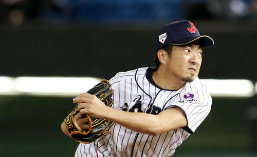 7回表、日本2番手で登板する嘉弥真（撮影・加藤哉）