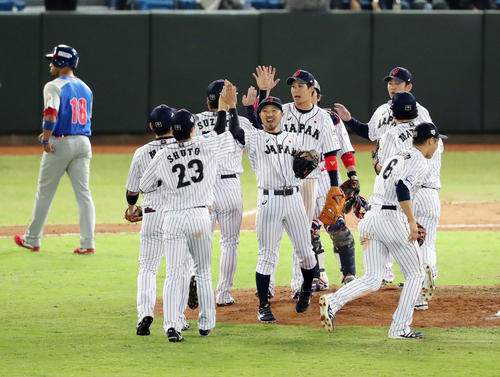 日本対プエルトリコ　プエルトリコに勝ち笑顔でタッチを交わす侍ジャパンの選手たち（撮影・垰建太）