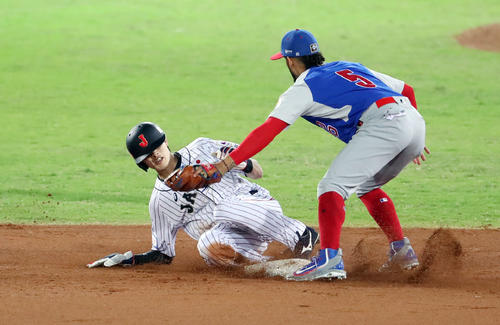 日本対プエルトリコ　8回裏日本1死一塁、二盗を決める代走周東（撮影・垰建太）