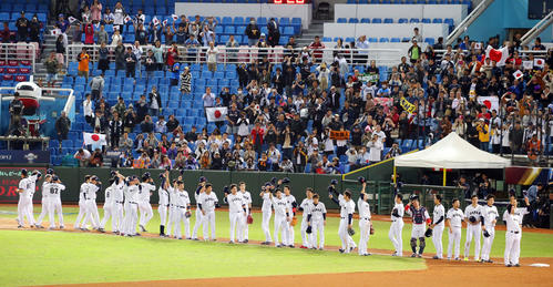 日本対プエルトリコ　プエルトリコに勝ち応援に駆けつけたファンにあいさつする侍ジャパンの選手たち（撮影・垰建太）