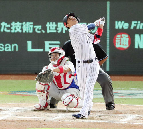 日本対プエルトリコ　2回裏日本1死三塁、一邪飛に倒れる坂本。投手ソト（撮影・垰建太）