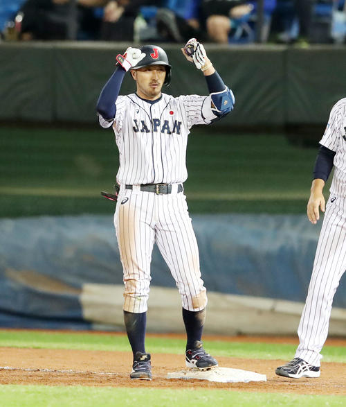 日本対ベネズエラ　8回裏日本1死満塁、菊池涼介は左前適時打を放ちガッツポーズを見せる（撮影・加藤哉）