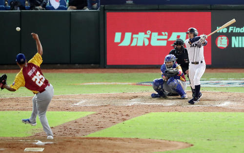 日本対ベネズエラ　5回裏日本1死一、三塁、同点の右前適時二塁打を放つ菊池。投手ソティジェット（撮影・垰建太）