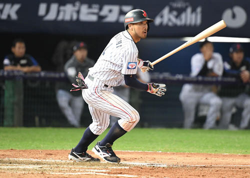 日本対ベネズエラ　5回裏日本1死一、三塁、菊池涼は右翼線へ適時二塁打を放つ（撮影・山崎安昭）