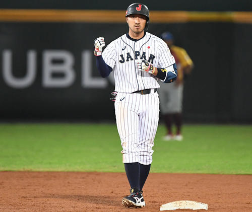 日本対ベネズエラ　5回裏日本1死一、三塁、適時二塁打を放ちガッツポーズの菊池涼（撮影・山崎安昭）