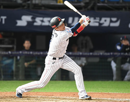 日本対ベネズエラ　6回裏日本2死一、三塁、坂本勇は空振り三振に倒れる（撮影・山崎安昭）