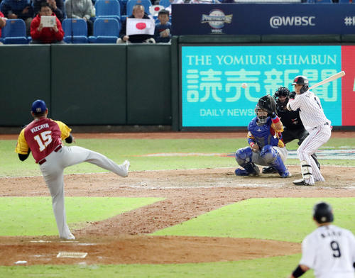 日本対ベネズエラ　8回裏日本1死満塁、押し出しの四球を選ぶ山田。投手エスコバル（撮影・垰建太）