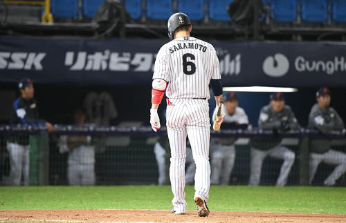 日本対ベネズエラ　6回裏日本2死一、三塁、坂本勇は空振り三振に倒れる（撮影・山崎安昭）
