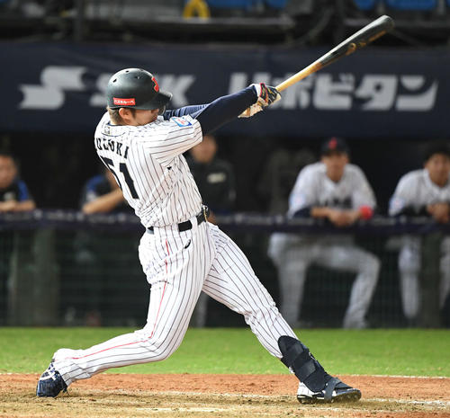 日本対ベネズエラ　8回裏日本1死満塁、鈴木は左犠飛を放つ（撮影・山崎安昭）