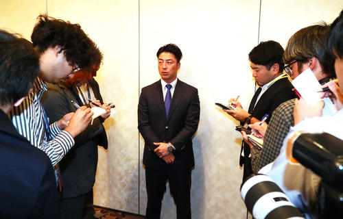 FA宣言した楽天美馬はヤクルトとの交渉を終え取材に応じる（撮影・足立雅史）