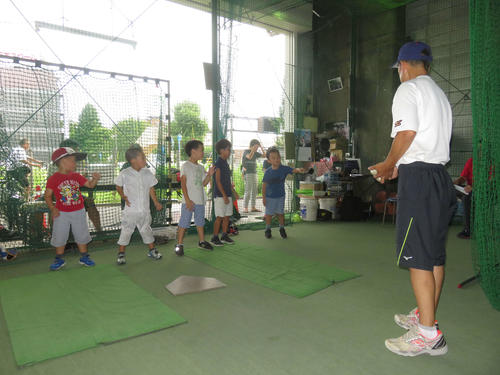 「ボールの捕り方」の指導を受ける幼稚園年長クラスの子どもたち（撮影・桑原幹久）