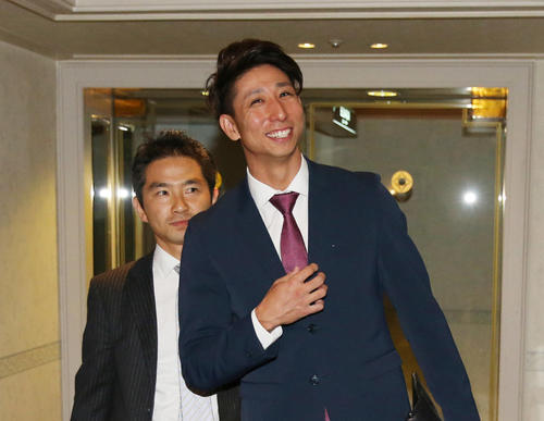 ヤクルトとのFA入団交渉を終え、笑顔を見せるソフトバンク福田秀平（右）（撮影・菊川光一）
