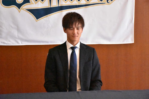 契約更改交渉に臨んだオリックス佐野皓大外野手（撮影・真柴健）