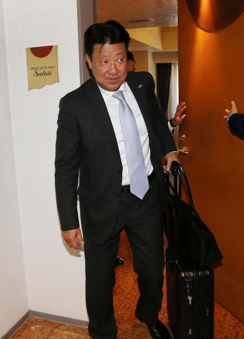 ソフトバンク福田とのFA入団交渉を終え、引きあげるヤクルト伊東編成部長（撮影・菊川光一）
