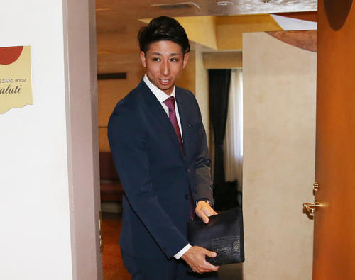 ヤクルトとのFA入団交渉を終え、引きあげるソフトバンク福田（撮影・菊川光一）