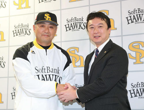 入団会見で三笠球団統括本部長（右）と握手をかわす森山投手コーチ（撮影・梅根麻紀）