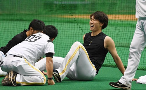 笑顔で身体を動かす武田翔太（撮影・今浪浩三）