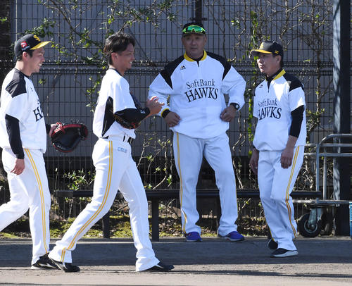 ソフトバンク宮崎秋季キャンプ　サブグラウンドで東浜巨らを見る森山良二投手コーチ（中央）、右は高村祐投手コーチ（撮影・今浪浩三）
