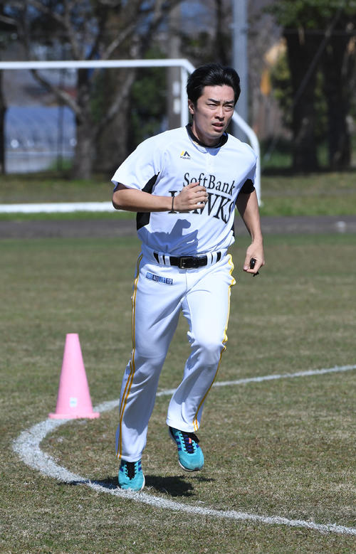 ソフトバンク宮崎秋季キャンプ　多目的広場で1人ランニングする和田毅（撮影・今浪浩三）