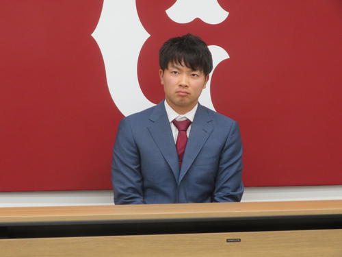 契約更改交渉を終え、会見に臨む巨人高田（撮影・久保賢吾）