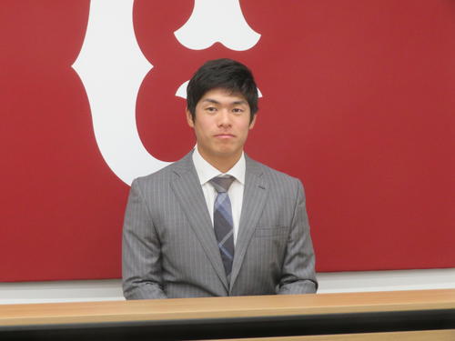 契約更改交渉を終え、会見に臨む巨人古川（撮影・久保賢吾）