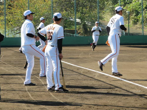 練習を見つめる巨人山口3軍投手コーチ（左端）（撮影・久保賢吾）