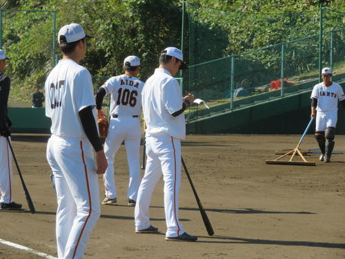 練習中、メモする巨人山口3軍投手コーチ（撮影・久保賢吾）