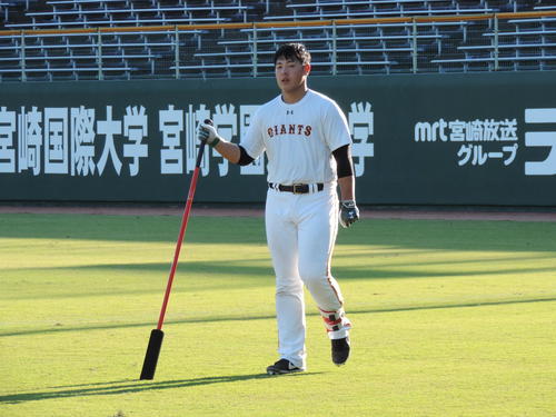居残り特打をバットを振り込んだ巨人岡本