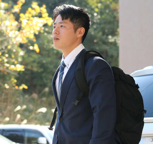 室内練習場の見学を終え、球場へと向かうドラフト6位広島文化学園大・梅林（撮影・山崎純一）