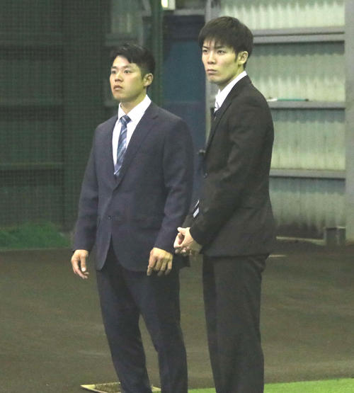 室内練習場を見学するドラフト6位広島文化学園大・梅林（左）と、同7位東日本国際大・片岡（撮影・山崎純一）