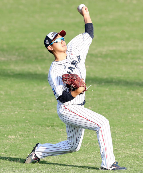 日本対プエルトリコ　試合前、キャッチボールする今永（撮影・垰建太）