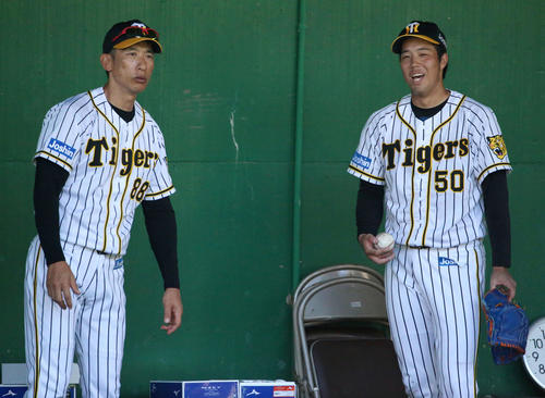 ブルペンで矢野監督（左）と話す青柳（撮影・上山淳一）