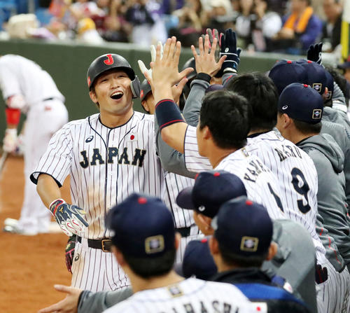 日本対プエルトリコ　3回裏日本2死一、三塁、鈴木は左越え3点本塁打を放ちベンチのナインと笑顔でタッチを交わす（撮影・加藤哉）