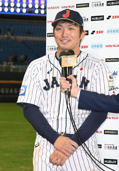 日本対プエルトリコ　ヒーローインタビューを受ける鈴木（撮影・山崎安昭）