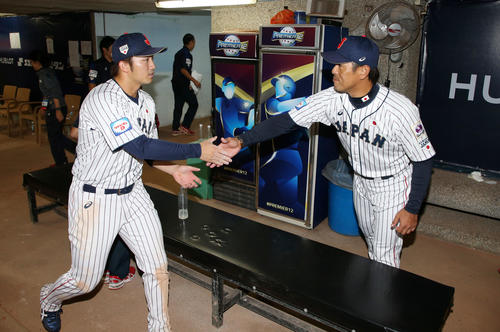 日本対プエルトリコ　試合後、稲葉監督（右）と握手を交わす鈴木（撮影・加藤哉）