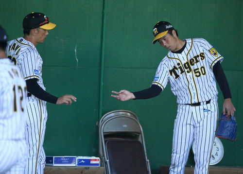ブルペンで矢野監督（左）と話す青柳（撮影・上山淳一）