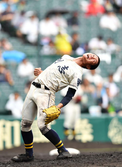 18年、下関国際戦で三振を奪いガッツポーズする創志学園・西