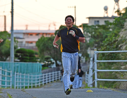 日が暮れるなか坂道ダッシュを行う片山（撮影・清水貴仁）