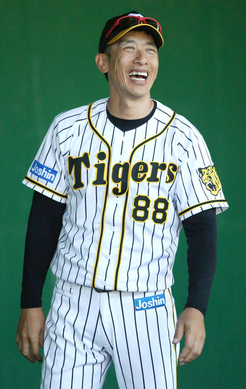 ブルペンで笑顔を見せる阪神矢野監督（撮影・上山淳一）