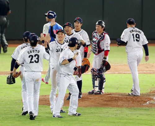 日本対プエルトリコ　プエルトリコに勝ち笑顔でタッチを交わす侍ジャパンの選手たち（撮影・垰建太）