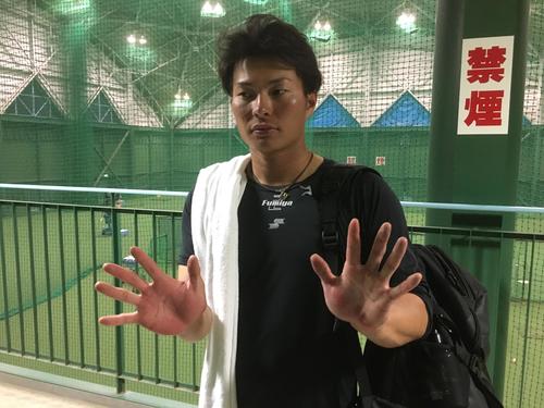 秋季キャンプ7日目を終えた北條の手（撮影・奥田隼人）