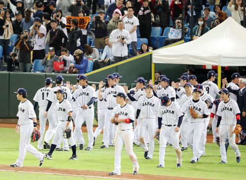 日本対プエルトリコ　プエルトリコに勝ち笑顔でタッチを交わす稲葉監督（左から5人目）ら侍ジャパンの選手たち（撮影・垰建太）