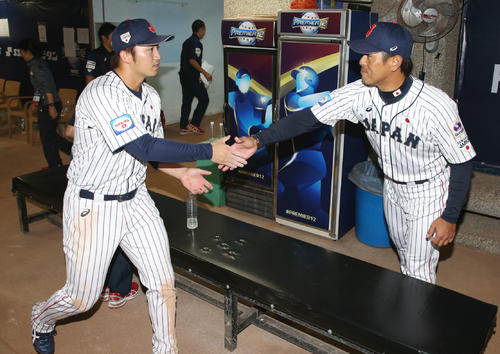 日本対プエルトリコ　試合後、稲葉監督（右）と握手を交わす鈴木（撮影・加藤哉）