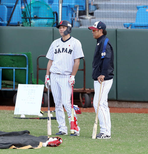 日本対プエルトリコ　試合前、フリー打撃の合間に稲葉監督（右）と話し込む坂本（撮影・垰建太）